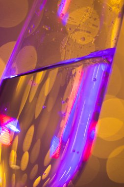 Discotque parti çubuğunda Ibiza İspanya ışıkların düğün sırasında prosecco kava bardak şampanya köpüklü şarap.