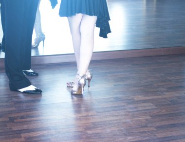 Balo salonu dans birkaç dansçılar ve prova dans stüdyosu okulda öğretmenler.