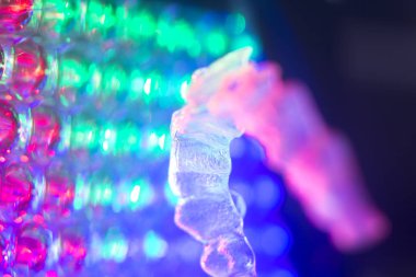 Görünmez diş hizmetli ortodontik parantez. Diş hizalamayı düzeltmek için plastik modern straighterners.