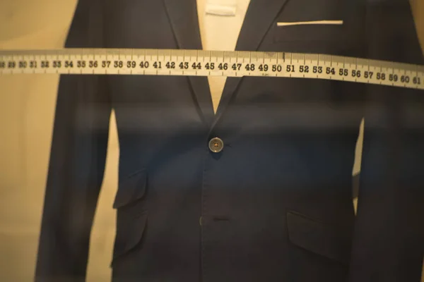 Krejčího Výloha Míru Střižený Oblek Obchod Figurína Formální Košile Kravata — Stock fotografie