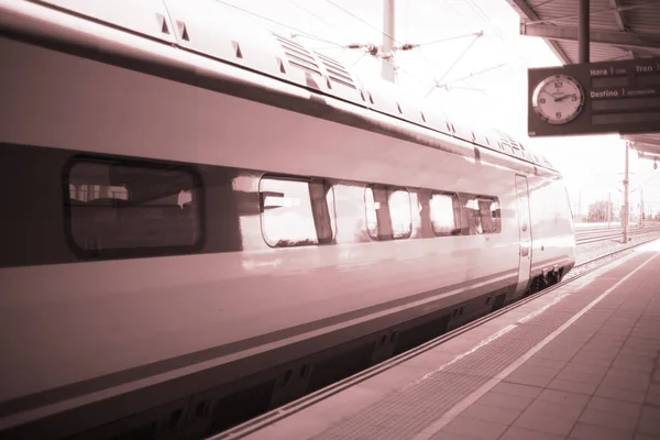 Treno Passeggeri Proiettile Moderno Alta Velocità Stazione Piattaforma Spagna — Foto Stock