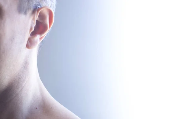 Kulaklardaki Modern Dijital Işitme Cihazı Sağır Işitme Zorluğu Çeken Hastalar — Stok fotoğraf
