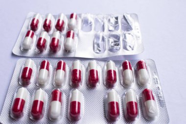 Tıbbi reçete uyuşturucu hap Vakumlu Ambalaj kırmızı ve beyaz ilaç kapsül.