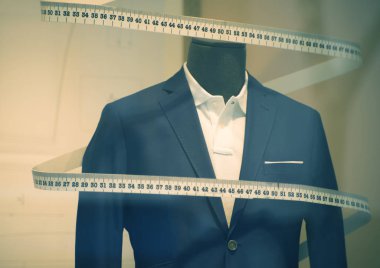 Özel takım elbise mağaza manken resmi gömlek ve kravat teyp ölçme ile ölçmek için yapılan terzi dükkanı pencere.
