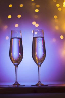 Gece kulübünde parti çubuğunda Ibiza İspanya ışıkların düğün sırasında prosecco kava bardak şampanya köpüklü şarap.