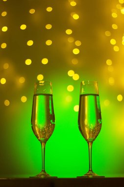 Gece kulübünde parti çubuğunda Ibiza İspanya ışıkların düğün sırasında prosecco kava bardak şampanya köpüklü şarap.