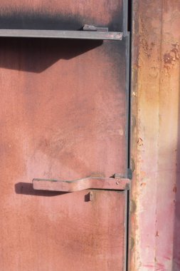 İtfaiyeci tarafından yangın alevleri koyarak pratik matkaplar benzetimini yapmak için itfaiye firefighter eğitim cihazları.