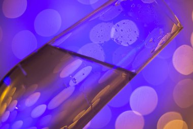 Discotque parti çubuğunda Ibiza İspanya ışıkların düğün sırasında prosecco kava bardak şampanya köpüklü şarap.