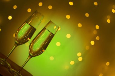 Discotque parti çubuğunda Ibiza İspanya ışıkların düğün sırasında prosecco kava bardak şampanya köpüklü şarap.