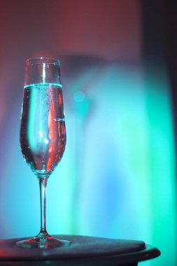 Discotque parti çubuğunda Ibiza İspanya ışıkların düğün sırasında prosecco kava bardak şampanya köpüklü şarap.