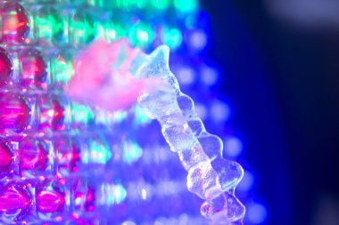 Görünmez diş hizmetli ortodontik parantez. Diş hizalamayı düzeltmek için plastik modern straighterners.