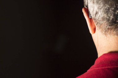 Modern dijital teknoloji işitme cihazı kulağına giyen sağır kıdemli vatandaş adam.