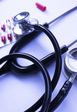 Paket kırmızı ve beyaz ilaç kapsül şırınga ve doktorlar stetoskop tıbbi reçete uyuşturucu hap blister.