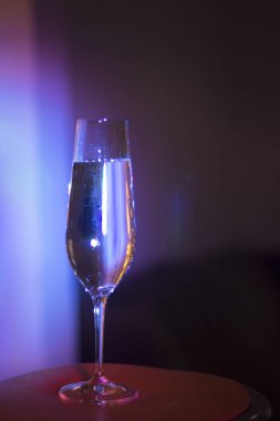 Discotque parti çubuğunda Ibiza İspanya ışıkların düğün sırasında prosecco kava bardak şampanya köpüklü şarap.