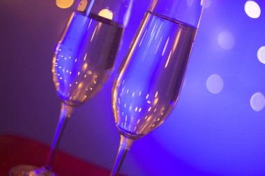 Discotque parti çubuğunda Ibiza İspanya ışıkların düğün sırasında prosecco kava bardak şampanya köpüklü şarap.