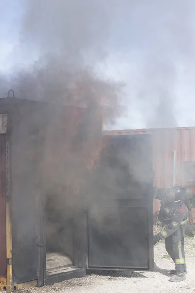 Bombero Apagando Estación Entrenamiento Contra Incendios Extintor Contra Corriente Aire —  Fotos de Stock