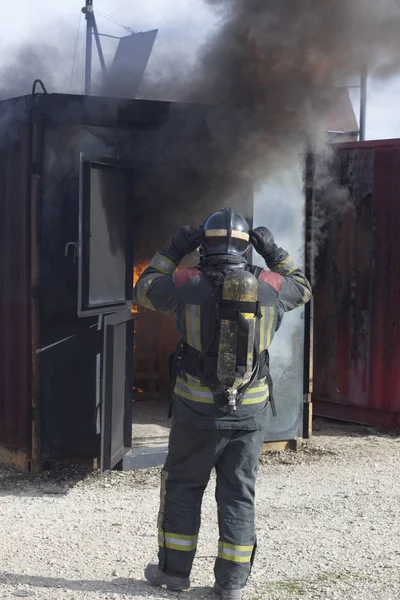 Пожежник Викладає Вогнегасник Пожежної Станції Задній План Аварійно Рятувальної Служби — стокове фото