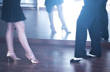 Balo salonu dans birkaç dansçılar ve prova dans stüdyosu okulda öğretmenler.