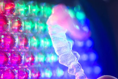 Görünmez diş hizmetli ortodontik parantez. Diş hizalamayı düzeltmek için plastik modern straighterners.