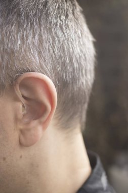 Modern dijital teknoloji işitme cihazı kulağına giyen sağır orta yaşlı adam.