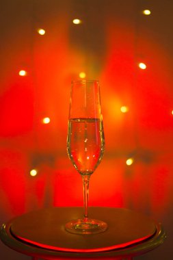 Diskotek Parti çubuğunda Ibiza İspanya ışıkların düğün sırasında prosecco kava bardak şampanya köpüklü şarap.
