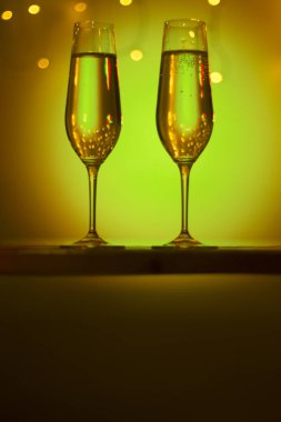 Gece kulübünde parti çubuğunda Ibiza İspanya ışıkların düğün sırasında prosecco kava bardak şampanya köpüklü şarap.