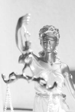 Themis avukatlar şirket ofisinde bronz hukuk firması hukuki heykeli.