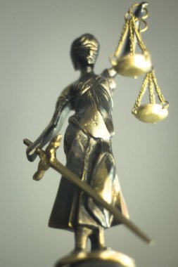 Avukatlar ofiste adalet tanrıçası themis ile yasal hukuk firması bronz heykeli ölçekler.