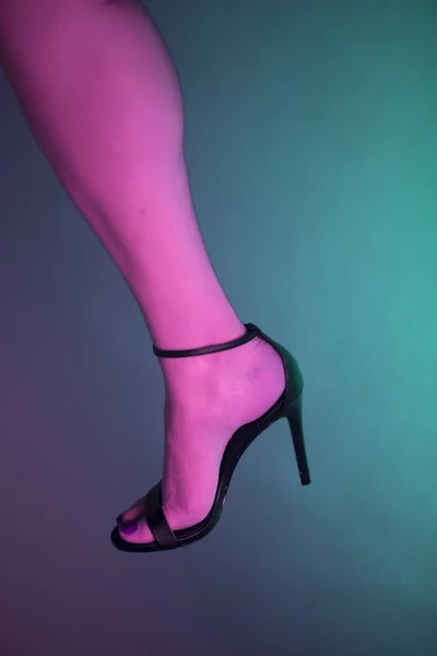 長いほっそりした脚とハイヒール スティレットの足でセクシーな若い女性 — ストック写真
