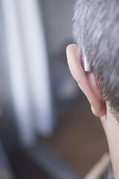 Gehörloser Mann Mittleren Alters Trägt Modernes Digitales Hightech Hörgerät Ohr — Stockfoto