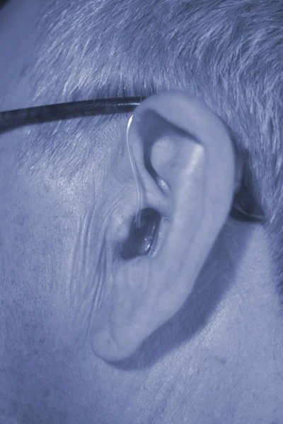 戴现代数字高科技助听器的聋人老年公民 — 图库照片