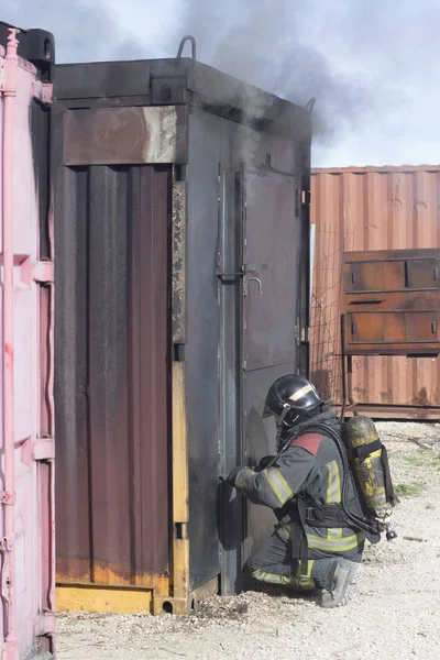 Пожежник Викладає Вогнегасник Пожежної Станції Задній План Аварійно Рятувальної Служби — стокове фото