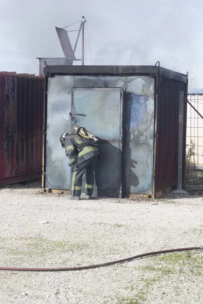 Bombero Apagando Estación Entrenamiento Incendios Extintor Backdraft Procedimiento Perforación Seguridad —  Fotos de Stock