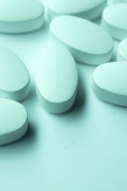 Sağlıklı bir yaşam için multi vitamin ve mineral doğal sağlık gıda takviyesi hapları.