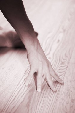 Yoga hocası el Mudra Asana ile meditasyon yapıyor..