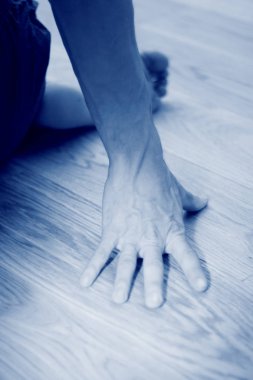 Yoga hocası el Mudra Asana ile meditasyon yapıyor..