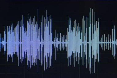 Ses ses dalgası stüdyo bilgisayar programı ekran gösterimleri ses dublaj vokal kaydı gelen ekranda düzenleme.