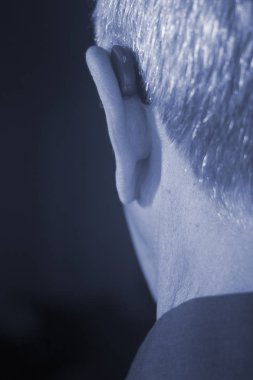 Modern dijital teknoloji işitme cihazı kulağına giyen sağır kıdemli vatandaş adam.