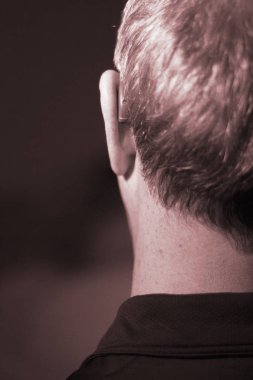 Modern dijital teknoloji işitme cihazı kulağına giyen sağır kıdemli vatandaş adam.