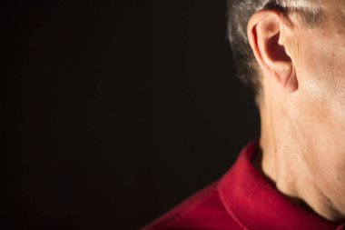 Modern dijital teknoloji işitme cihazı kulağına giyen sağır kıdemli vatandaş adam.