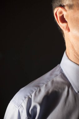 Modern dijital teknoloji işitme cihazı kulağına giyen sağır kıdemli vatandaş adam.