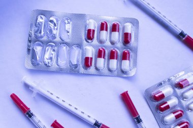Tıbbi reçete uyuşturucu hap Vakumlu Ambalaj kırmızı ve beyaz ilaç kapsül ve enjeksiyon şırınga.