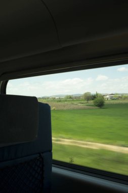 Görünümden yüksek hızlı tren countrysideand gökyüzü güneşli sıcak üzerinde hareket penceresinde bahar günü İspanya'da