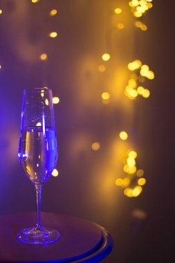 Diskotek Parti çubuğunda Ibiza İspanya ışıkların düğün sırasında prosecco kava bardak şampanya köpüklü şarap.