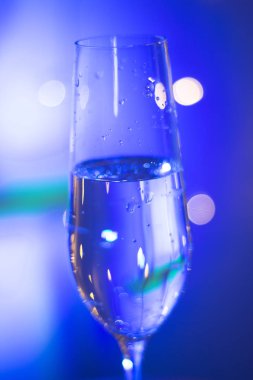 Diskotek Parti çubuğunda Ibiza İspanya ışıkların düğün sırasında prosecco kava bardak şampanya köpüklü şarap.