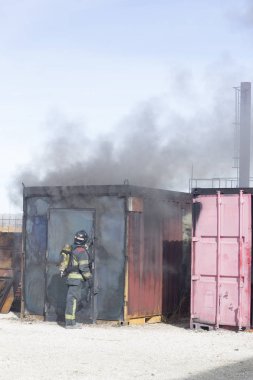 İtfaiyeci tarafından yangın alevleri koyarak pratik matkaplar benzetimini yapmak için itfaiye firefighter eğitim cihazları.
