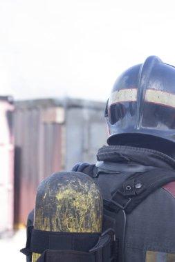 İtfaiyeci yangın söndürme istasyonunu söndürüyor. Acil durum güvenlik tatbikatı prosedürü..