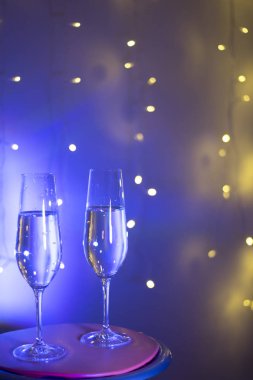 Discotque parti çubuğunda Ibiza İspanya ışıkların düğün sırasında prosecco kava bardak şampanya köpüklü şarap.