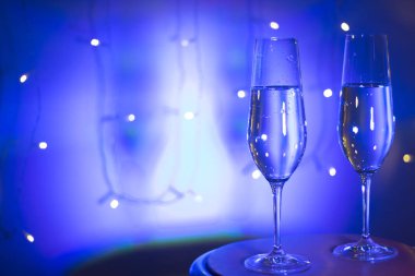 Discotque parti çubuğunda Ibiza İspanya ışıkların düğün sırasında prosecco kava bardak şampanya köpüklü şarap.