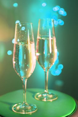 Discotque parti çubuğunda Ibiza İspanya ışıkların düğün sırasında prosecco kava bardak şampanya köpüklü şarap.